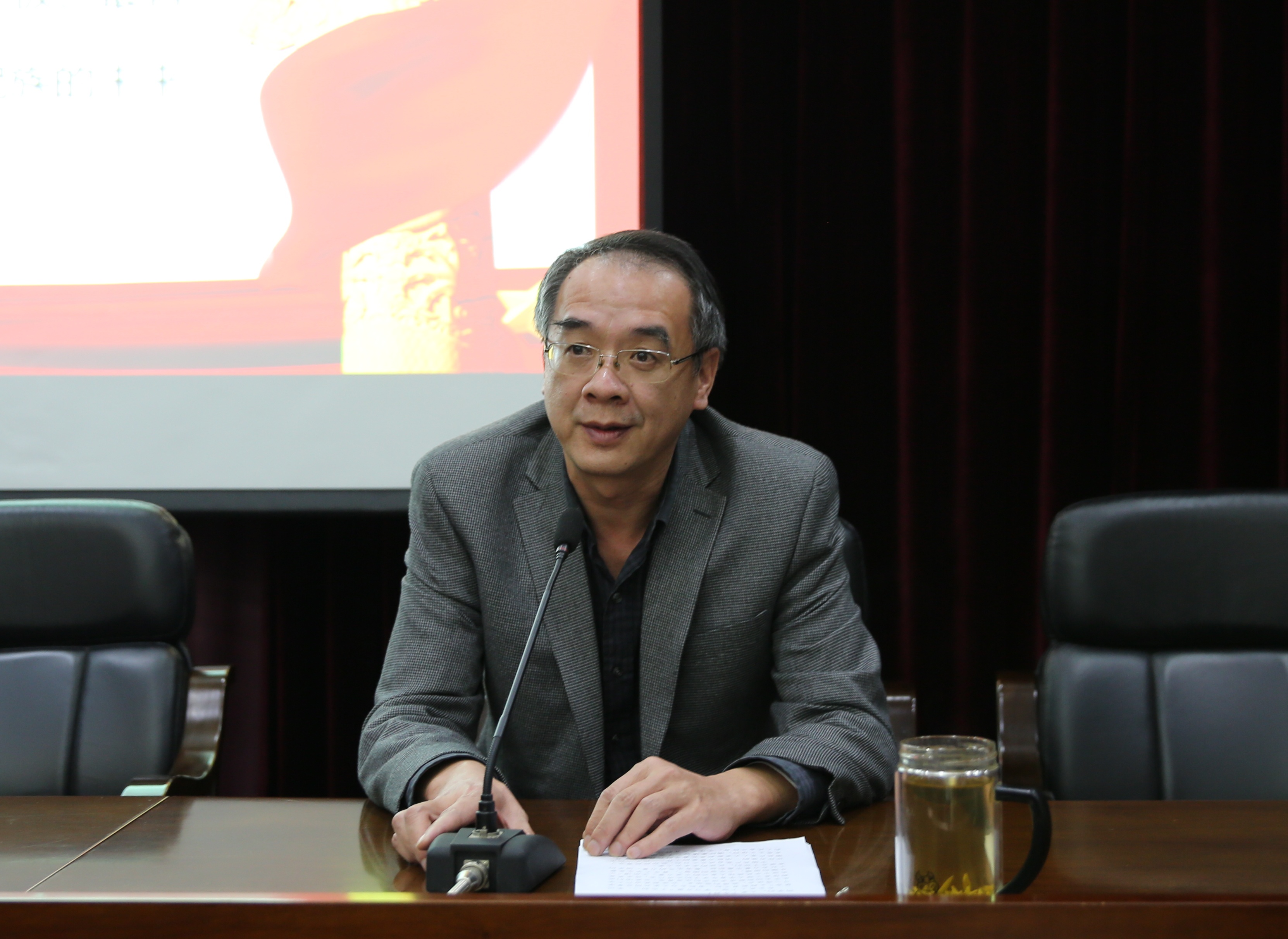 "学思践悟 知行合一"余敏明为入党积极分子讲专题党课